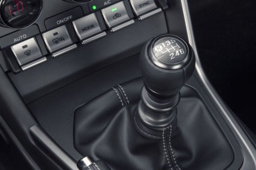 Mobil Matik vs Manual, Pakai Auto Hold Saat Tuas Transmisi di Posisi D