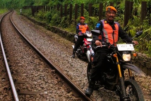KAI Daop 9 Jember Larang Warga Ngabuburit di Jalur Kereta Api, Drone Dikerahkan untuk Patroli