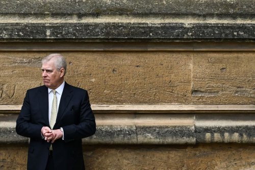 Skandal Epstein dan Penurunan Reputasi, Pengasingan dan Kehidupan Setelah Kerajaan, Pencabutan Gelar dan Pengasingan ke Sandringham, Email yang Mencoreng Nama Baik Andrew, Akhir dari Karir Kerajaan Andrew, Pangeran Andrew: dari Sosok yang Dihormati Menjadi Simbol Malu Kerajaan