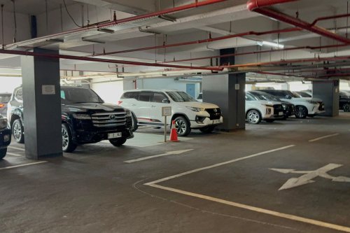 Sudah Bergaji Besar, Anggota DPR Masih Dapat Privilege Pelat Khusus