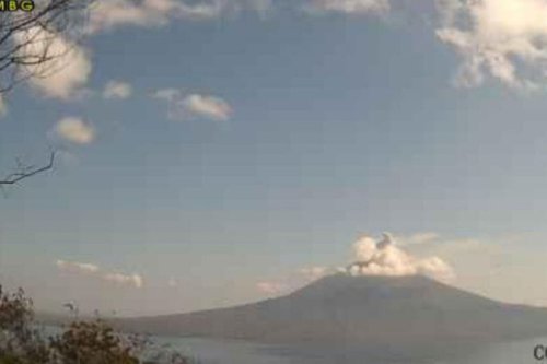 vulkanik, Gunung Ile Lewotolok, Nusa Tenggara Timur, Aktivitas vulkanik Gunung Ile Lewotolok, Aktivitas Gunung Ile Lewotolok Meningkat, Puluhan Letusan Terjadi dalam 2 Hari