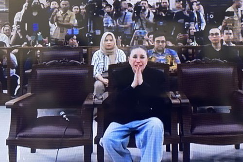 Tangis Nikita Mirzani Pecah di Persidangan, Memohon Agar Sidang Tak Ditunda