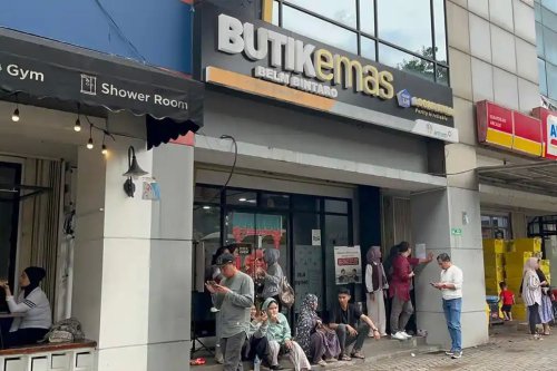 Butik Emas Bintaro Ramai Antrean Warga, Harga Emas Tinggi Tak Surutkan Minat Investasi