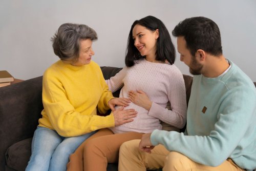 Hadapi Ibu Mertua yang Menyebalkan Saat Hamil, Ini Peran Penting Suami Menurut Psikolog