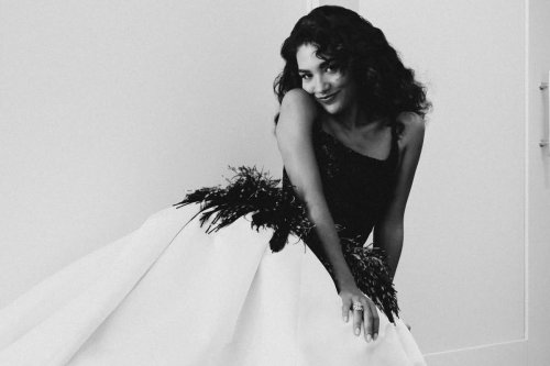 Detail gaun Chanel yang dikenakan Olivia Dean, Aksesori, Kemenangan bergengsi di Grammy Awards 2026, Perpaduan fashion dan musik yang sempurna, Olivia Dean Memukau dengan Gaun Chanel di Grammy Awards 2026