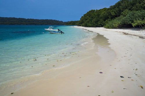 1. Taman Wisata MBS Serang Banten, 2. Coconut Island Carita, 3. Pantai Tanjung Lesung, 4. Kampung Domba, 5. Curug Putri Carita, 6. Saung Biru Gunung Karang, 7. Taman Nasional Ujung Kulon, 8. Pulau Peucang, 9. Curug Leuwi Bumi, 10. Coconut Island Anyer, 11. Pemandian Air Panas Cisolong, 12. CAS Water Park Cikole, 13. Pantai Carita, 14. Pemandian Air Panas Gunung Torong, 15. Pulau Liwungan, Top 15+ Tempat Wisata di Pandeglang, dari Alam hingga Waterpark