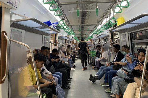 KRL baru, jadwal krl baru, rute krl baru 2025, rute krl lintas bogor, cara naik krl dari stasiun manggarai, Naik KRL Baru CLI-125 di Stasiun Manggarai, Tunggu di Jalur Mana?