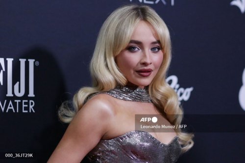 Sabrina Carpenter Masuk 6 Nominasi Grammy 2026, Intip Gaya Uniknya Saat Konser