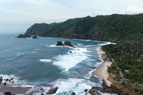 Wisatawan Asal Cianjur Hilang Terseret Ombak di Pantai Papuma Jember Saat Swafoto