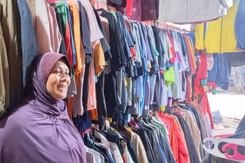 Aturan Baru: Denda, Penjara, dan Blacklist Seumur Hidup, Fokus di Pelabuhan, Bukan Razia Pasar, Suara dari Pasar Senen: Kami Mau Makan Apa?, Pedagang di Makassar Juga Gelisah, Dukungan dari Pemprov DKI, Pro Kontra Larangan Impor Baju Bekas Ilegal: Kebijakan Tegas Purbaya, Pedagang Cemas