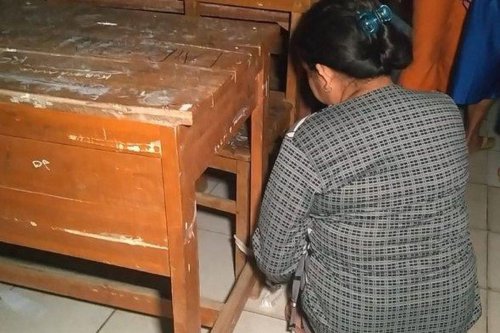 masuk sekolah, Indramayu, hari pertama masuk sekolah, Masuk sekolah, berita Jabar, ibu-ibu berebut bangku di sekolah, Cerita Perjuangan Ibu-ibu di Indramayu di Hari Pertama Sekolah, Berangkat Pagi Demi Dapat Bangku Paling Depan