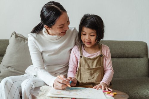 Kartini Modern Bukan Sekadar Kuat, Ini Cara Mendidik Anak Perempuan Tangguh