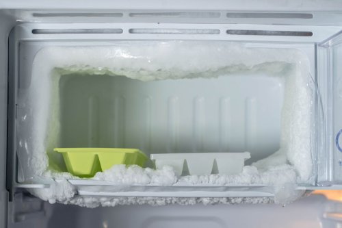 Jangan Sembarangan Bersihkan Bunga Es di Freezer, Ini Cara Aman dan Efektifnya