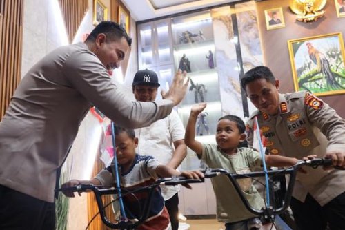 Kisah Bocah Gowa Viral Mengais Sisa Kue HUT ke-80 RI, Kini Dapat Sepeda dari Kapolres
