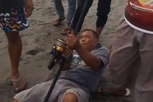 Cara Pemancing Purworejo Gunakan Drone dan Pancing untuk Selamatkan Wisatawan yang Terseret Ombak Pantai Ketawang