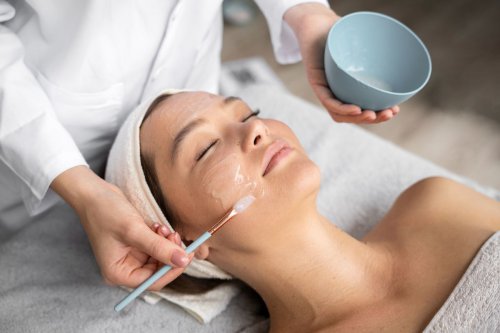 Kapan Waktu yang Tepat untuk Melakukan Peeling Wajah? Berikut Tandanya