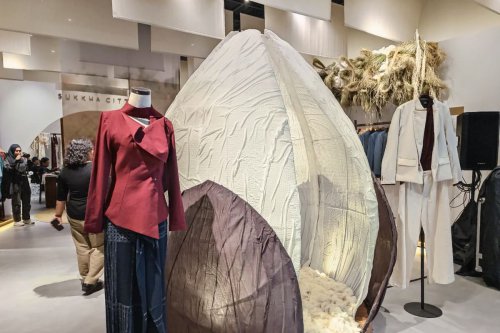 SukkhaCitta Angkat Beskap, Kebaya, dan Kain Indonesia dalam Pertiwi Edit