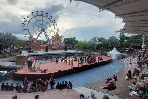 Hujan Tak Surutkan Kunjungan Wisatawan ke Saloka Theme Park Saat Libur Lebaran