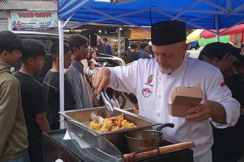 Sosok David Cailleba, Chef Bintang Lima Perancis Mualaf yang Turun ke Jalan Bagi Takjil di Bandung
