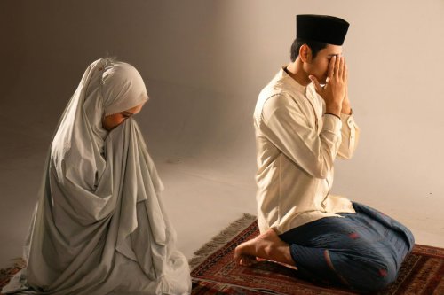 Cara Shalat Jamak Qashar di Perjalanan Jauh: Niat, Jarak Minimal, dan Dalil Syar'i