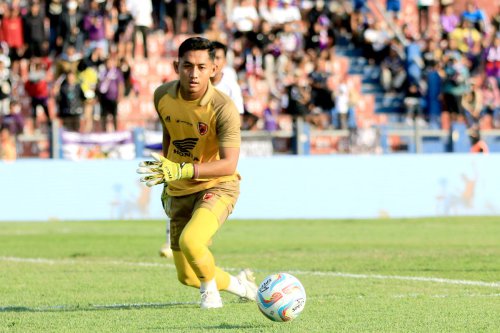 PSM Vs Cong An Ha Noi: Reza Arya Tepis Penalti, lalu Menangis karena Cedera