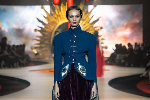 Mengolah unsur budaya Indonesia dengan visual baru, Desain mata, inspirasi dari pewayangan,  Koleksi Adrian Gan dalam pagelaran busana 40th Year Adrian Gan Couture Fashion Presentation di Hotel Mulia Senayan, Jakarta Pusat, Selasa (2/12/2025)., Teknik sulam tiga tahap yang membuat motif tampak lebih timbul,  Koleksi Adrian Gan dalam pagelaran busana 40th Year Adrian Gan Couture Fashion Presentation di Hotel Mulia Senayan, Jakarta Pusat, Selasa (2/12/2025)., Identitas desain Adrian yang terbentuk dari beragam unsur, Ada Wayang dan Batik dengan Sentuhan Surealisme di Busana Couture