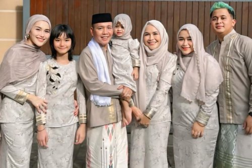 Tampil Stylish saat Lebaran, Ayu Ting Ting Gunakan Gamis Warna Khaki