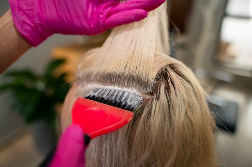 Top 8+ Tanda Rambut Harus Berhenti Dibleaching, Termasuk Mudah Patah