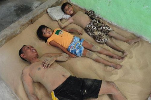 Unik, Warga Desa Legung Sumenep Tidur di Atas Pasir, Katanya Bikin Badan Sehat