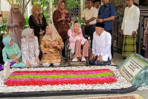 Panduan Lengkap Adab Ziarah Kubur Menurut Ulama, Mulai Wudhu hingga Doa