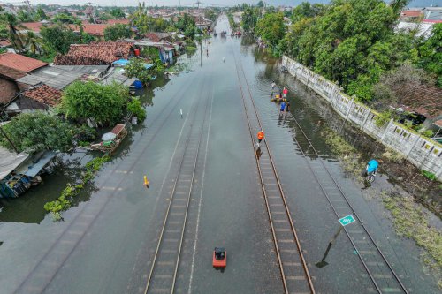 Banjir Kembali Rendam Jalur Rel Pekalongan&ndash;Sragi, Ini Daftar KA yang Dibatalkan