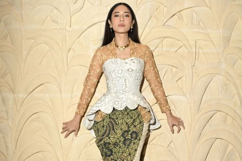 Intip Gaya Dian Sastro Padu Padan Kebaya dan Kain Batik&nbsp;di Hari Kartini