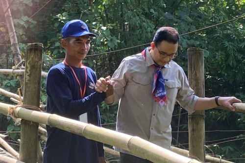 Momen Anies Uji Nyali Menyusuri Jembatan Bambu Lapuk di Karanganyar