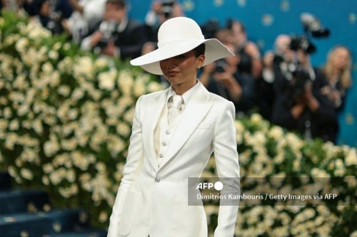 Kenakan Setelan Putih, Intip Gaya Elegan Zendaya di Met Gala 2025