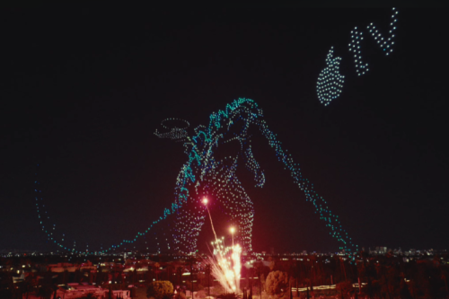 Apple Bikin Godzilla Raksasa di Langit Pakai 3.000 Drone