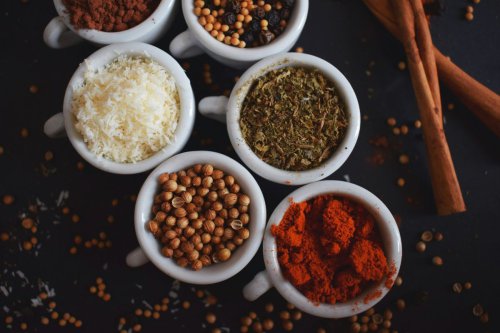 Sering Dilakukan, Menyimpan Bumbu Dekat Kompor Ternyata Ada Risikonya