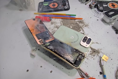 YouTuber "Tukang Rusak" Akhirnya Rasakan Langsung HP Terbakar