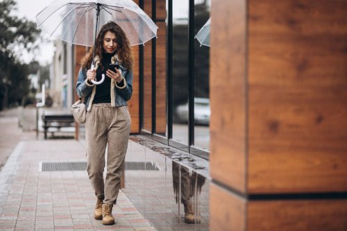 Top 9+ Inspirasi Outfit Musim Hujan, Tetap Stylish Meski Cuaca Mendung