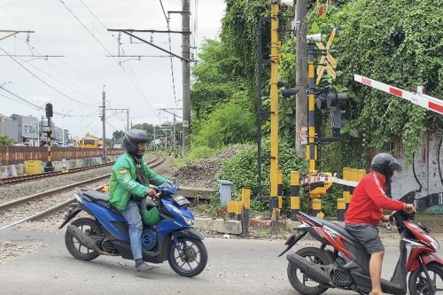 keselamatan berkendara, motor matik, Bahaya Tersembunyi Motor Matik di Pelintasan Rel: Hindari Slip!