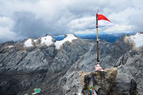 Salju di Puncak Gunung Carstensz Akan Habis Tahun 2026