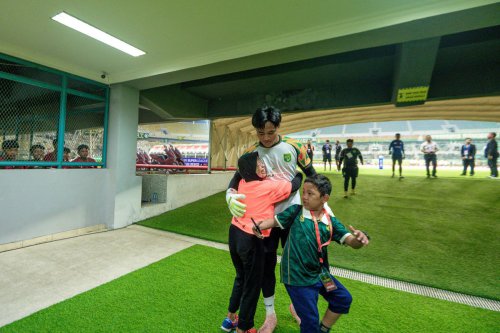 Ngefans Sejak Lawan Korea, Sugiarti Bertukar Jersey dengan Ernando Ari