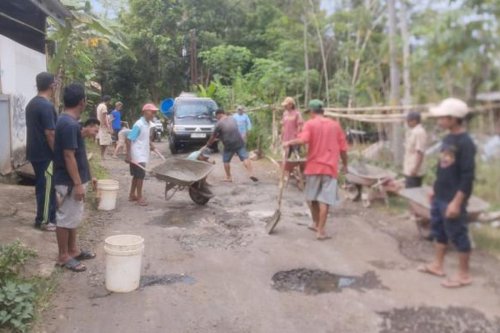 Warga Dua Desa di Purbalingga Urunan Perbaiki Jalan Rusak, Sebut Tak Minta Ganti Rugi