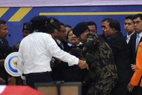 Menteri KP Pingsan Saat Upacara Pelepasan Jenazah Korban Pesawat ATR 42-500