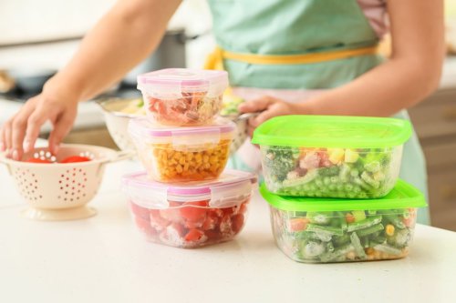 Top 6+ Makanan yang Sebaiknya Tak Disimpan di Wadah Plastik Menurut Pakar