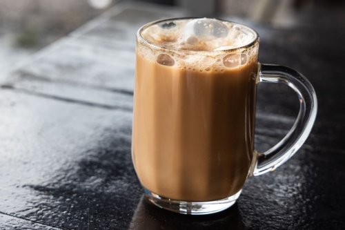 Cara Membuat Teh Tarik Rumahan yang Simpel, Harum, dan Pekat ala Kafe