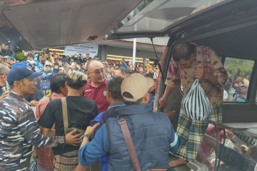Korban Selamat KMP Tunu Pratama Jaya Disambut Isak Tangis Keluarga di Pelabuhan Ketapang