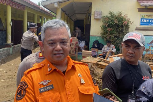 Warga Berburu Perhiasan dan Uang di Tengah Puing Longsor di Cisolok