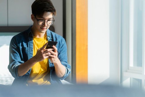 Mengapa Remaja Suka Curhat ke AI? Ini Kata Psikolog