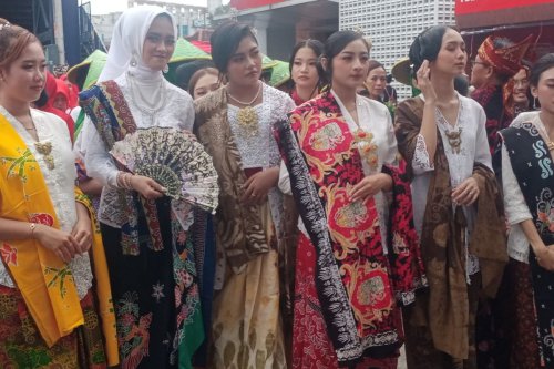 Ratusan Perempuan Catwalk di Kayutangan Heritage Malang, Kampanyekan Berpakaian Tradisional yang Sopan