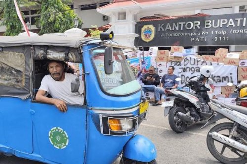 Dukung Demo Pati, Sopir Bajaj Tempuh 12 Jam dari Jakarta, Serahkan Donasi Air Mineral